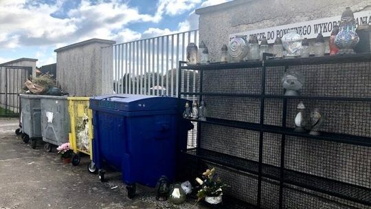 Bądźmy eko na cmentarzu. "Nie twórzmy wielu ton śmieci z plastiku i szkła"