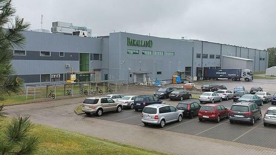 Bakaliowy gigant zatrudnia i stawia na batony