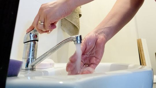 Bakterie coli w wodzie z wodociągu. "Przez dwa dni nic nie wiedzieliśmy o skażeniu"