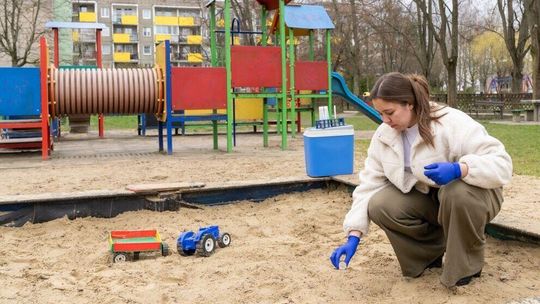 Bakterie lubią place zabaw. Naukowcy badają lubelskie piaskownice 