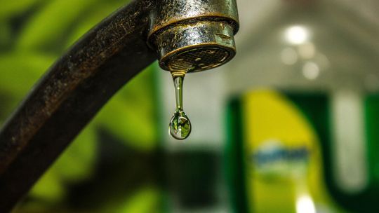 kapiąca kropla wody z kranu