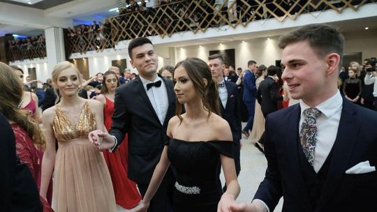 Bal na sto dni przed egzaminem. Ruszył sezon studniówkowy [zdjęcia]