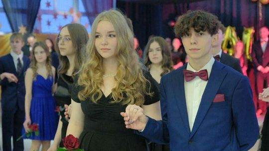 Bal po królewsku. Tak się bawią ósmoklasiści z SP nr 30 im. Króla Kazimierza Wielkiego