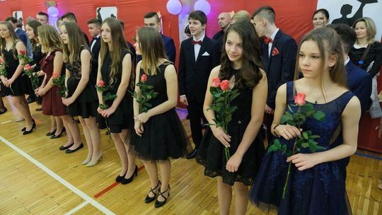 Bal w Szkole Podstawowej nr 5. Bawili się najstarsi uczniowie [zdjęcia]