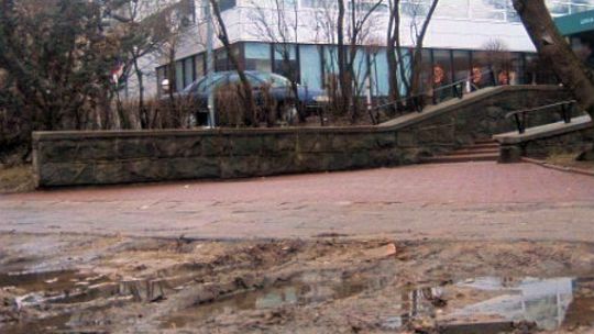 Bałagan koło hotelu Mercure Unia Lublin 