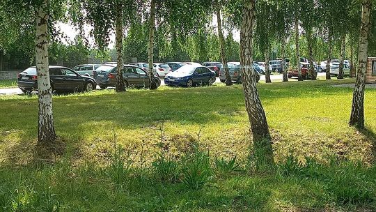 Bałagan z parkowaniem przy targowisku. Policyjne patrole pomogą? 