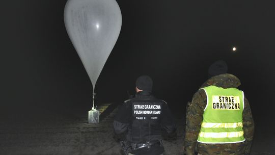 Funkcjonariusze Nadbużańskiego Oddziału Straży Granicznej podczas działań przeciwko przemytowi papierosów z użyciem balonów meteorologicznych.”