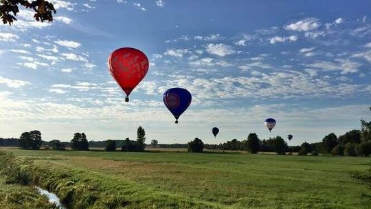 Balonowe święto w Nałęczowie. "Czasem zrzucamy cukierki. To frajda dostać prezent "z nieba"