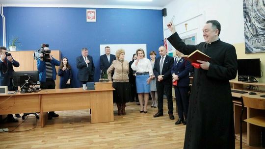 Balony, wstęga i ksiądz. Tak otwarto pracownię komputerową w LO w Lublinie. Zdjęcia