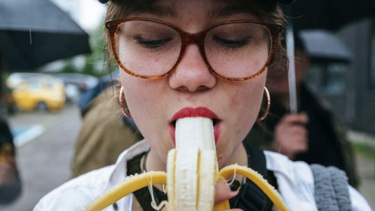 Bananowy protest w Lublinie przeciwko cenzurze sztuki [zdjęcia]