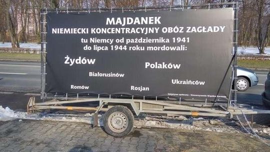Baner na lawecie przed Muzeum na Majdanku. "Uznałem, że należy to napisać wprost"