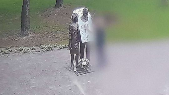 Baner na pomniku Kaczyńskiego. Działacz KOD-u usłyszał zarzut