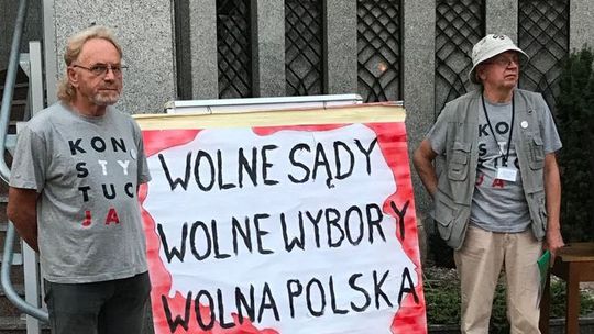 Baner z napisem "konstytucja" na pomniku Kaczyńskich. Działacze KOD chcą odszkodowania od policji