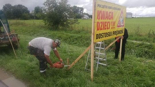 Banerem w drogowego pirata. Kierowcy, noga z gazu, dzieci wracają do szkół