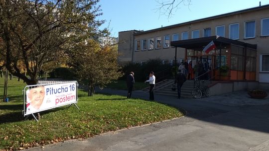 Banery kandydata PiS przed wieloma lokalami wyborczymi w Lublinie. Legalnie?