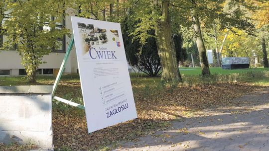 Banery wyborcze burmistrza Nałęczowa przed szkołami. Mają zniknąć