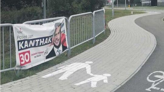 Banery wyborcze na barierkach. Zagrażają bezpieczeństwu? 
