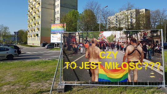 Banery z nagimi mężczyznami w Świdniku. Radny: "Trzeba być naprawdę zboczeńcem, żeby coś takiego postawić na rondzie"