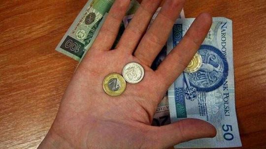 Bank nie poinformował o opłacie, więc uznał reklamację