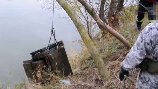 Bankomat wyłowiony z rzeki. Wcześniej zniknął ze sklepu [wideo]