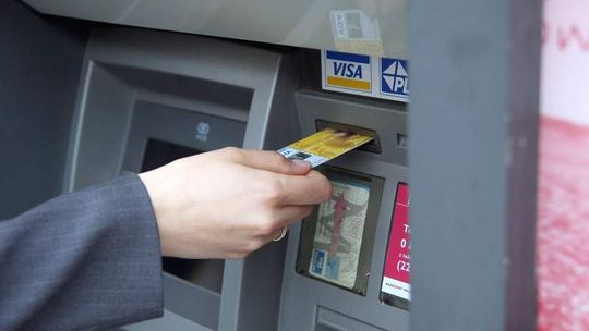 Bankomat zjadł pieniądze, oskarżyli niewinną kobietę