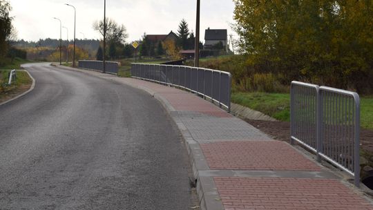 Baranów. Mają nowy chodnik i barierkę. Wystarczyły dwa tygodnie