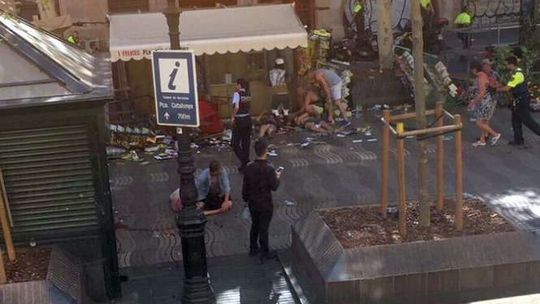 Barcelona: Furgonetka wjechała w ludzi w centrum miasta