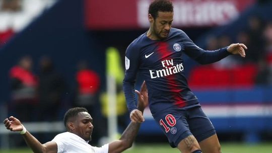 Barcelona i Real walczą o Neymara (wideo)