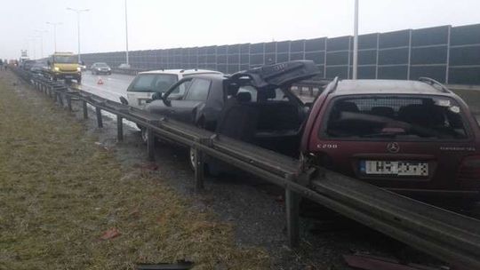 Bardzo ślisko na drogach. Zderzenie 12 samochodów na drodze S12