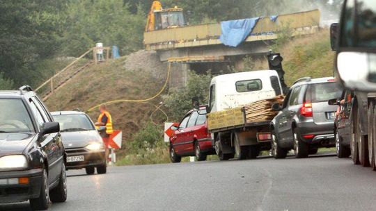 Bardzo wąsko na zakręcie w Wandzinie. Uwaga na korki