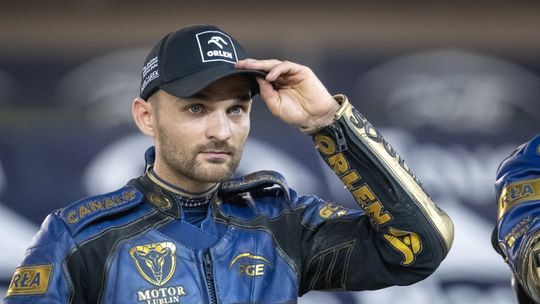 Bartosz Zmarzlik i Orlen wsparli rozwój młodego sportowca wręczając mu nowy motocykl