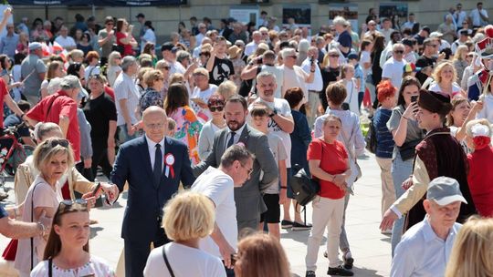 Barwny korowód polonezem uczcił 233. rocznicę uchwalenia Konstytucji 3 maja