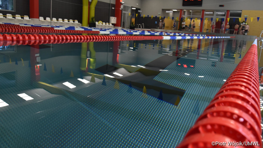 Basen w Tomaszowie Lubelskim już otwarty. Pierwsi pływacy już w wodzie