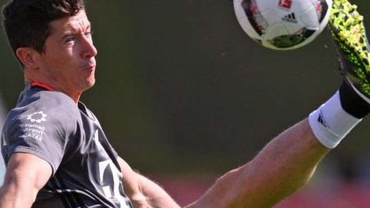 Bayern i Robert Lewandowski szlifują formę w Katarze (wideo)