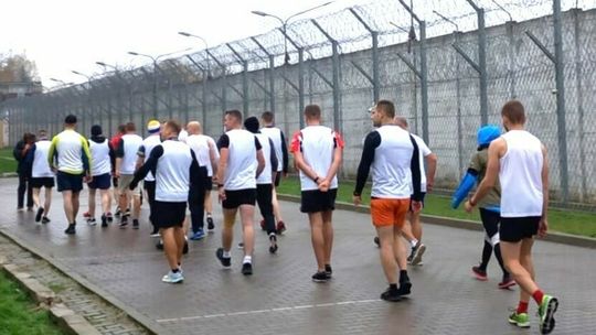Będą biegać po więziennym spacerniaku 