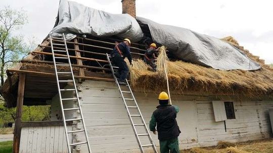 Będą nowe dachy na kilku budowlach w skansenie. "Nie można użyć pierwszej lepszej słomy"