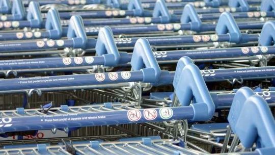 Będzie drożej w sklepach? PiS uderza podatkiem