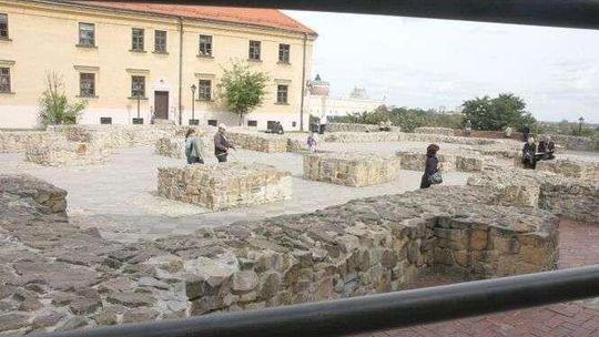 Będzie przebudowa pl. Po Farze. Przykryją dachem patio kamienicy