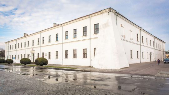 Będzie remont Akademii Zamojskiej. Ale firmy chcą więcej pieniędzy