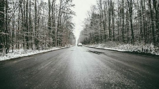 Będzie ślisko i zimno. Uważajcie na drogach