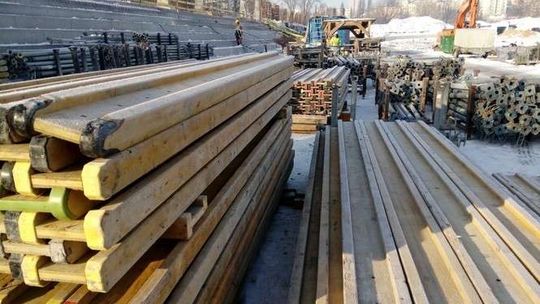 Będzie stadion, będą mistrzostwa? Rusza montaż zadaszenia nad trybunami