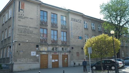 Będzie termomodernizacja III LO w Lublinie. Co z wierszami na elewacji szkoły?