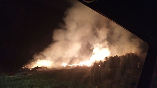Bele słomy w ogniu. Rolnik stracił 500 sztuk