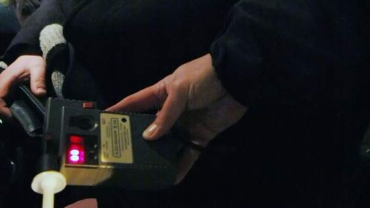 Bełkotała do policjantów, ledwo stała na nogach. Kierowała autem