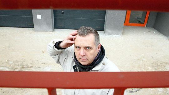 Berylowa: Dojazd do garaży zbyt wąski. Auta parkują pod chmurką