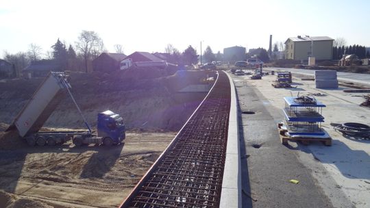 Beton, ciężki sprzęt i mnóstwo piachu. Jak idzie budowa obwodnicy Kraśnika