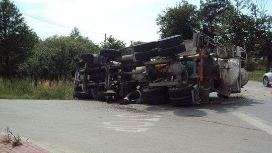 Betoniarka przewróciła się na drogę. Utrudnienia w ruchu