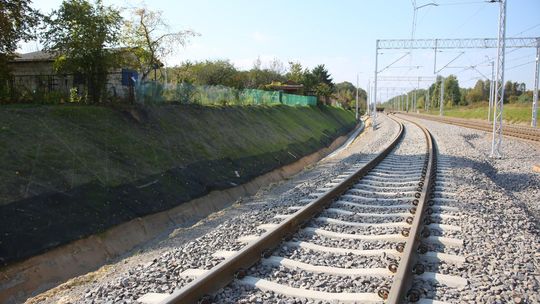 Betonowe bloczki na torach. Dwa pociągi towarowe najechały na przeszkody w Jedlance