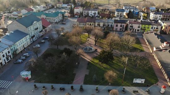 Betonowe płyty i kostka zamiast trawy i drzew. Burmistrz mówi, że tak zdecydował konserwator zabytków