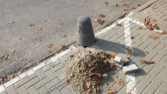 Betonowe słupki blokują parking. Mieszkańcy osiedla Botanik: Parkowaliśmy tutaj od 20 lat!